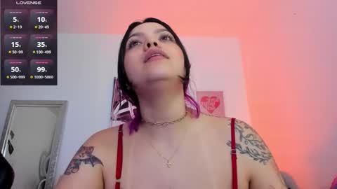 Snapshot of misshuntt3rs chatting on 02-09-25, 08:33 Annie online show from 02-09-25, 08:33