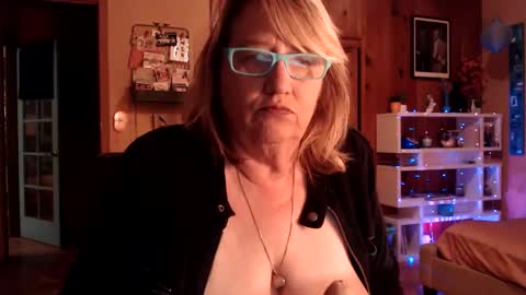 Snapshot of misskittyfox chatting on 12-12-24, 03:21 MissKittyFox online show from 12-12-24, 03:21