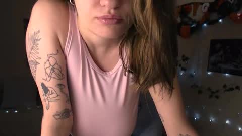 Snapshot of missmelons_ chatting on 10-18-25, 12:28 Li online show from 10-18-25, 12:28