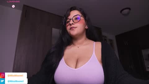 Snapshot of missmoonn chatting on 11-05-25, 10:54 MissMoon online show from 11-05-25, 10:54