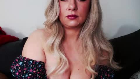 Snapshot of missqueen1416 chatting on 03-12-25, 06:18 Missqueen1416 online show from 03-12-25, 06:18