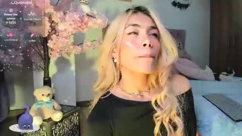 ... Independent model online show from 07-05-26, 12:39