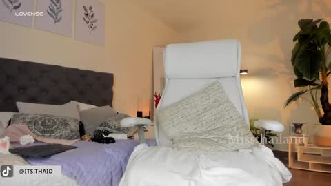 Snapshot of missthailand_ chatting on 01-22-25, 05:48 Fernanda Davila online show from 01-22-25, 05:48