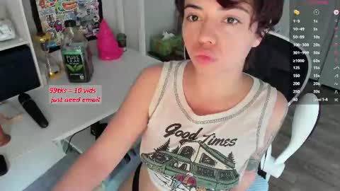 Snapshot of missvanessajune chatting on 06-30-26, 05:14 V Nessa online show from 06-30-26, 05:14