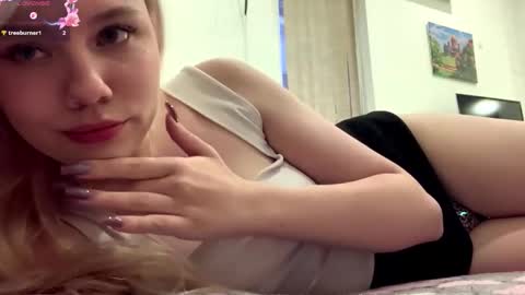 Snapshot of mist1k chatting on 12-14-25, 01:38 Stella online show from 12-14-25, 01:38