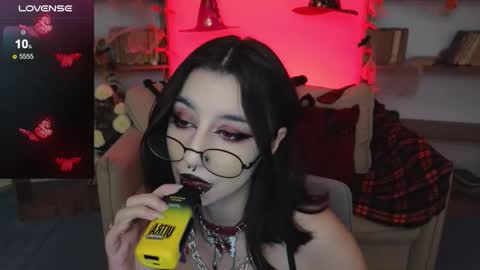 Snapshot of mistress__marcelline chatting on 10-17-25, 09:45 Marcelline online show from 10-17-25, 09:45