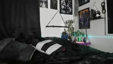 Snapshot of mistresslynn13 chatting on 11-28-25, 04:15 MistressLynn online show from 11-28-25, 04:15