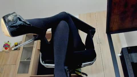 Snapshot of mistressmichelle5 chatting on 05-05-26, 01:08 YourGoddessM online show from 05-05-26, 01:08