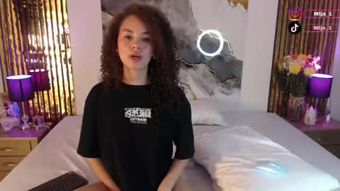 Snapshot of miticabrennet chatting on 04-21-26, 04:30 Mtica Brennet online show from 04-21-26, 04:30