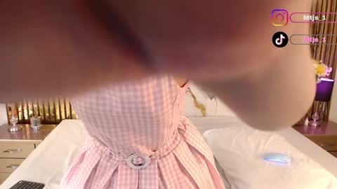 Snapshot of miticabrennet chatting on 05-16-26, 05:04 Mtica Brennet online show from 05-16-26, 05:04