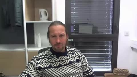 Snapshot of moi9876543210 chatting on 11-25-25, 11:32 Julien online show from 11-25-25, 11:32