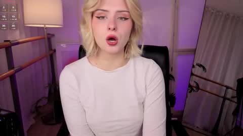 Snapshot of mol_l_y chatting on 02-20-26, 03:34 Molly online show from 02-20-26, 03:34