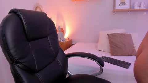 Snapshot of moll1e_ chatting on 02-15-25, 11:50 M o L l i E online show from 02-15-25, 11:50