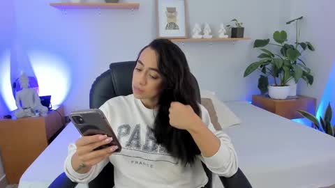 Snapshot of moll1e_ chatting on 02-24-25, 12:26 M o L l i E online show from 02-24-25, 12:26