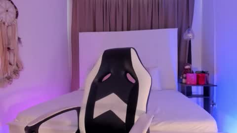 Snapshot of molly_beckers chatting on 11-18-25, 03:27 online show from 11-18-25, 03:27