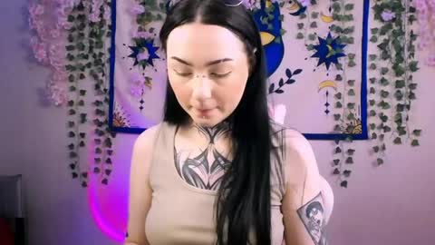 Snapshot of molly_kisss chatting on 04-15-26, 05:03 molly_kisss online show from 04-15-26, 05:03