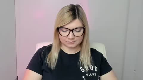 Snapshot of molly_moree chatting on 09-30-25, 11:48 Molly online show from 09-30-25, 11:48