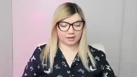 Snapshot of molly_moree chatting on 10-17-25, 11:57 Molly online show from 10-17-25, 11:57