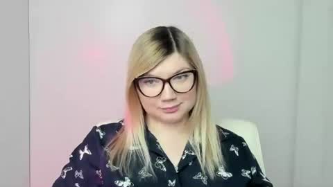 Snapshot of molly_moree chatting on 10-20-25, 11:43 Molly online show from 10-20-25, 11:43