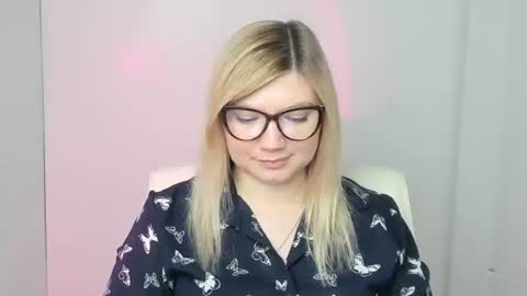 Snapshot of molly_moree chatting on 11-04-25, 01:10 Molly online show from 11-04-25, 01:10