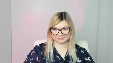 Snapshot of molly_moree chatting on 11-06-25, 01:23 Molly online show from 11-06-25, 01:23