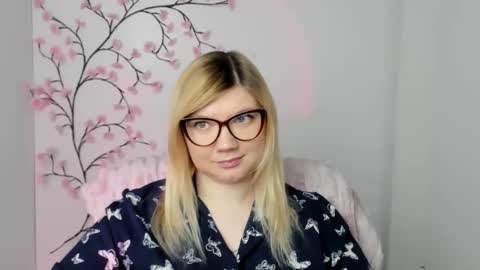 Snapshot of molly_moree chatting on 12-16-25, 12:43 Molly online show from 12-16-25, 12:43