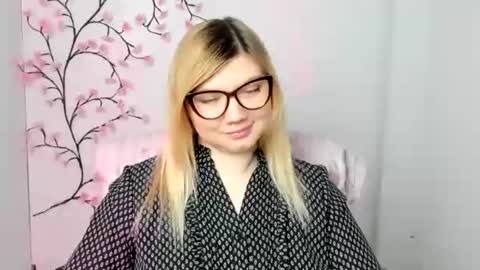 Snapshot of molly_moree chatting on 12-17-25, 12:44 Molly online show from 12-17-25, 12:44