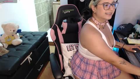 Snapshot of molly_shake chatting on 09-18-25, 06:26 Molly online show from 09-18-25, 06:26