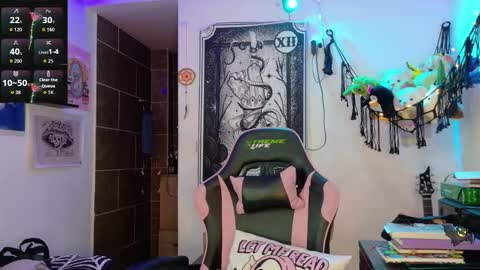 Snapshot of molly_shake chatting on 12-16-25, 06:40 Molly online show from 12-16-25, 06:40