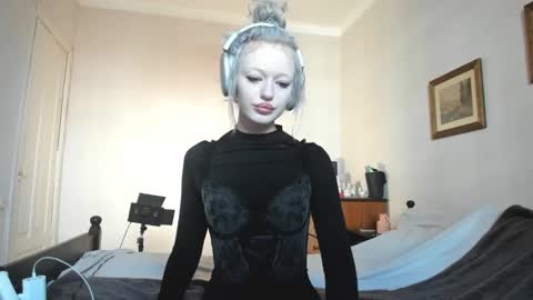 Snapshot of mollycodle chatting on 02-11-25, 07:33 Goddess Katherine online show from 02-11-25, 07:33