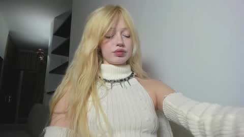 Snapshot of mollycodle chatting on 12-20-25, 05:31 Goddess Katherine online show from 12-20-25, 05:31