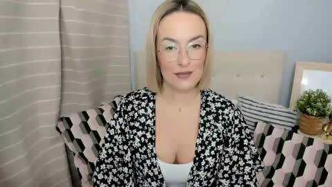 Snapshot of mollycrazy chatting on 11-13-25, 06:40 MollyCrazy online show from 11-13-25, 06:40