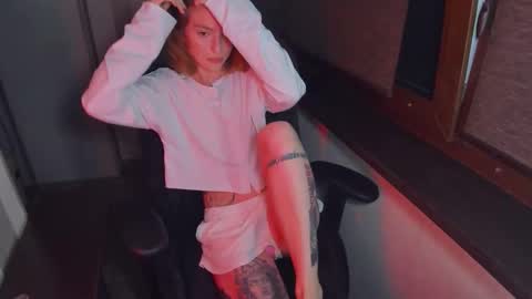 Snapshot of mollydangerous chatting on 09-22-25, 05:48 Taisha online show from 09-22-25, 05:48