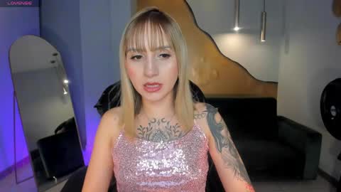 Snapshot of mollysunders_ chatting on 05-13-26, 08:27 Molly Sunders online show from 05-13-26, 08:27