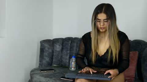 Snapshot of mollysweet11 chatting on 06-20-26, 04:37 mollysweet11 online show from 06-20-26, 04:37