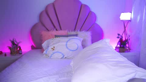 Snapshot of mommysquirt_ chatting on 10-15-25, 12:11 Kendall Evanz online show from 10-15-25, 12:11