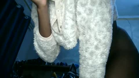 Snapshot of monah_ebony chatting on 12-16-25, 04:06 mona online show from 12-16-25, 04:06