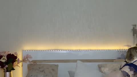 Snapshot of monaxxx_ chatting on 12-25-24, 12:15 Monaxxx online show from 12-25-24, 12:15