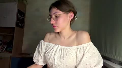 Snapshot of monikakotts chatting on 07-14-26, 06:57 Mia online show from 07-14-26, 06:57