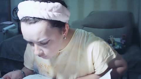 Snapshot of moodiemira chatting on 09-29-25, 04:01 moodiemira online show from 09-29-25, 04:01