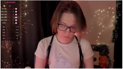 Snapshot of moon__girl chatting on 12-14-24, 06:41 Roxy online show from 12-14-24, 06:41