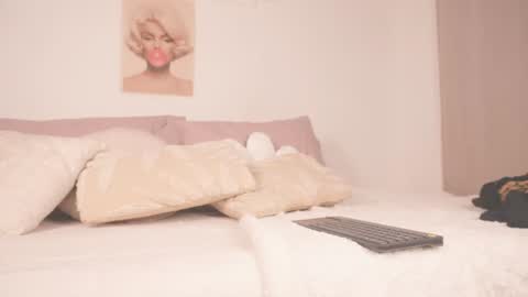 Snapshot of moon_angels chatting on 06-12-26, 12:04 Angels online show from 06-12-26, 12:04