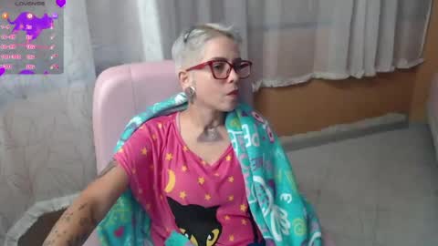Snapshot of moon_cat85 chatting on 06-20-26, 03:15 Luna online show from 06-20-26, 03:15