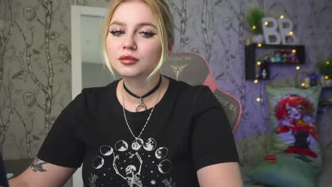 Snapshot of moon_valkyriie chatting on 03-30-26, 09:32 Emilia online show from 03-30-26, 09:32