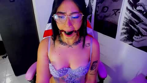 Snapshot of moon_wills chatting on 01-05-25, 01:35 MOON online show from 01-05-25, 01:35