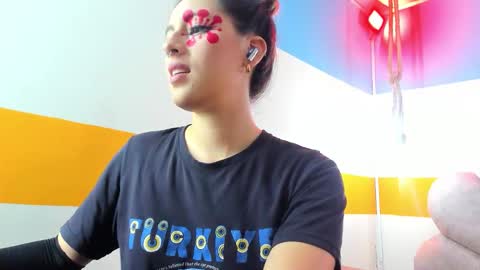 Snapshot of moon_winy chatting on 10-10-25, 10:20 Winy online show from 10-10-25, 10:20