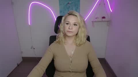 Snapshot of moonsusanna chatting on 05-08-26, 11:26 Susanna online show from 05-08-26, 11:26