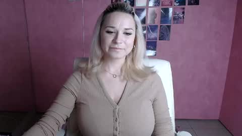 Snapshot of moonsusanna chatting on 06-16-26, 05:21 Susanna online show from 06-16-26, 05:21