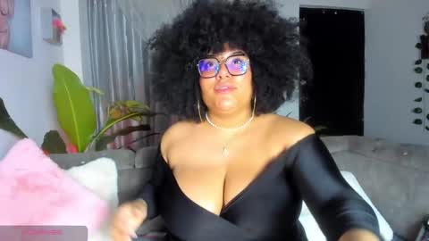 Snapshot of moradaniels chatting on 01-17-25, 10:22 online show from 01-17-25, 10:22