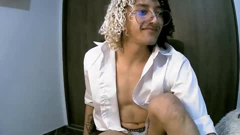 Snapshot of morenox_luxe chatting on 12-16-25, 05:51 Danny online show from 12-16-25, 05:51